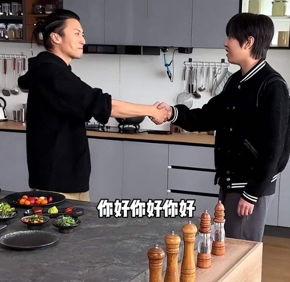 原创掉价谢霆锋为网红白冰做饭被吐槽难吃仍面带微笑曝背后原因