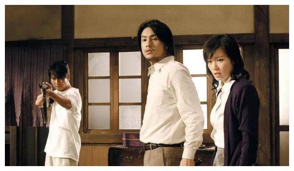 肖南这个人物的线索做得非常好,因为他是随行记者,及时报道最新消息就