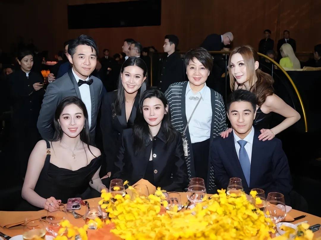 原创四太梁安琪64岁庆生现场曝光何超琼实力抢镜打扮性感不失优雅