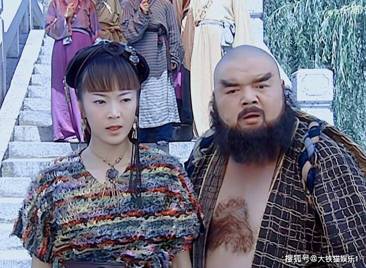 在《白蛇传》里,她饰演的连翘有一件彩色的毛毛半袖衫,腰里扎一根腰带