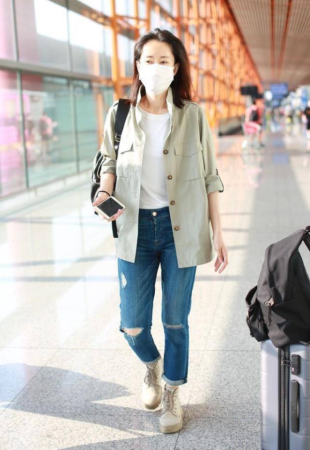 原创刘敏涛私下挺会过的一身随性装扮还素颜舒服自在真不在乎形象