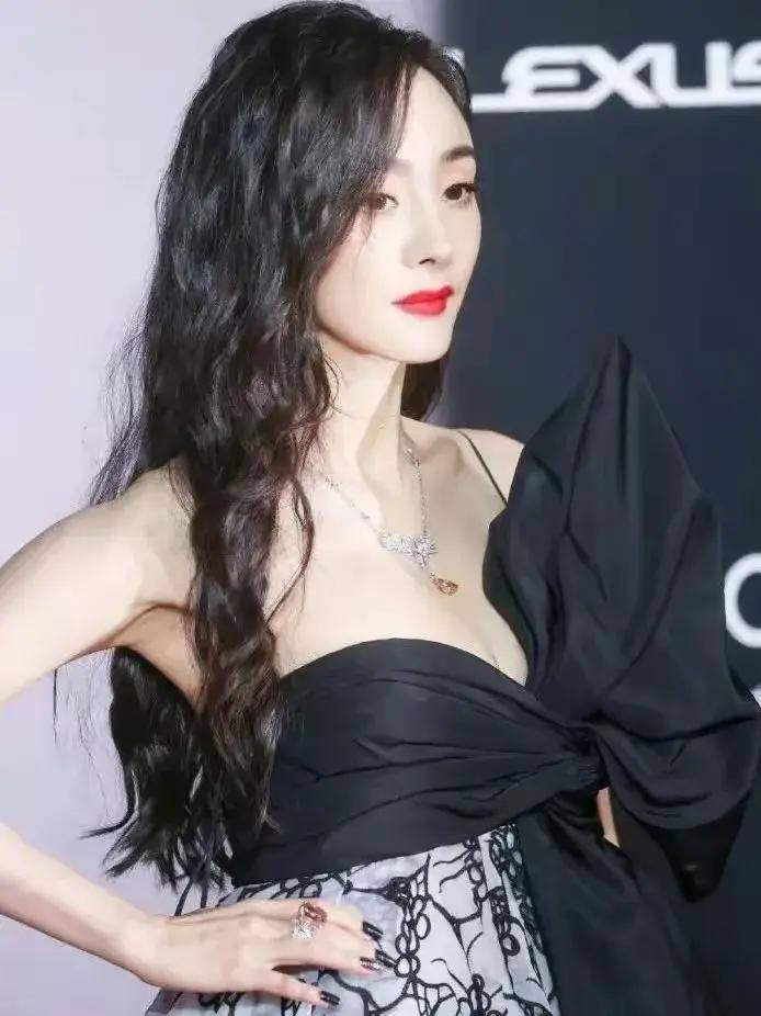 原创杨幂时尚大突破穿超大蝴蝶结碎花裙尽显丰满身材