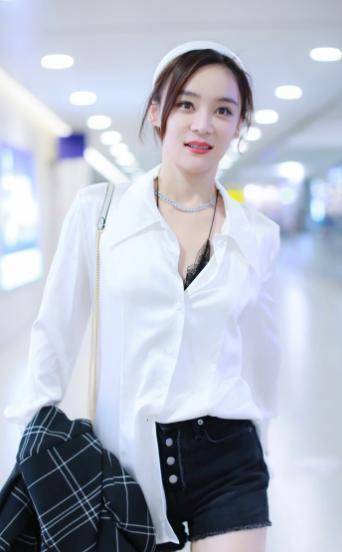 李沁一身牛仔走机场蕾丝吊带配短裙让人看了移不开眼