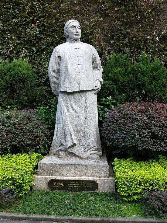 1993年,茅台酒厂为纪念王秉乾先生在"中国酒文化城"尊立了他的塑像