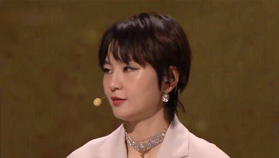 原创成团夜变假唱夜那英还没拿起话筒歌声就出来了吓得赶紧转身