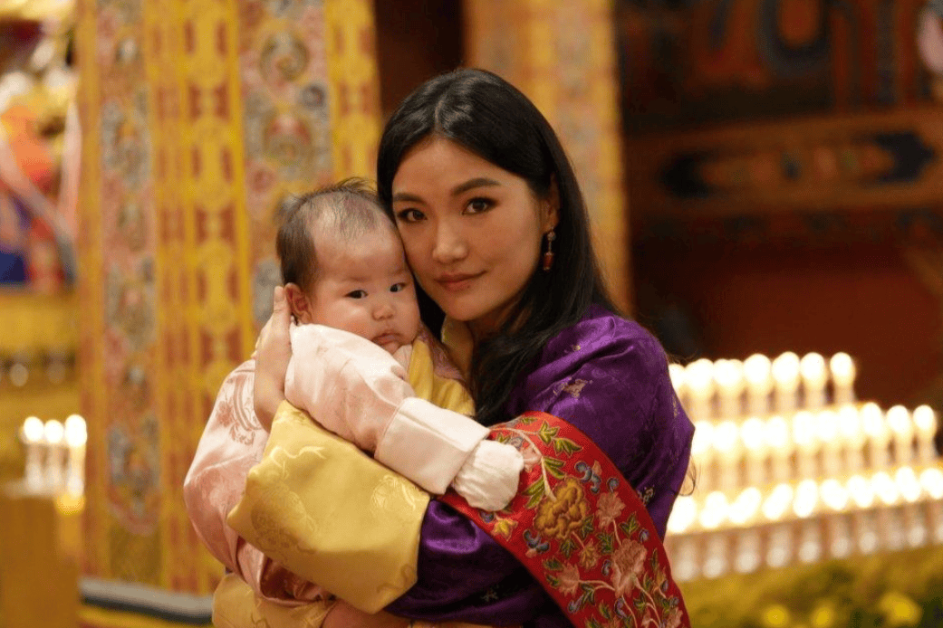 不丹国王邀请莫迪家中做客!小公主穿粉衣戴蝴蝶结发卡,甜美可爱