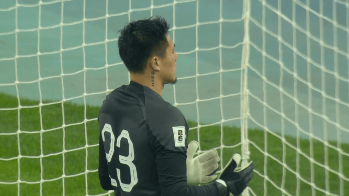 原创这是国足第5后卫王大雷敢玩弃门20几米俯冲式解围重摔几米