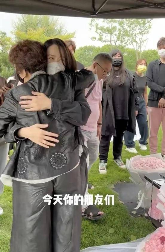 陈乔恩携丈夫祭拜乔任梁与乔妈相拥似女儿大批粉丝送花太隆重