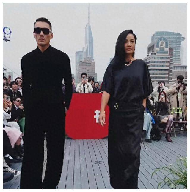 原创52岁胡兵与瞿颖相约牵手粉丝开心不已期盼恩爱长存