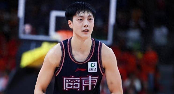 无缘顶薪胡明轩或拒绝续约周鹏乔帅矛盾曝光赵睿批评男篮