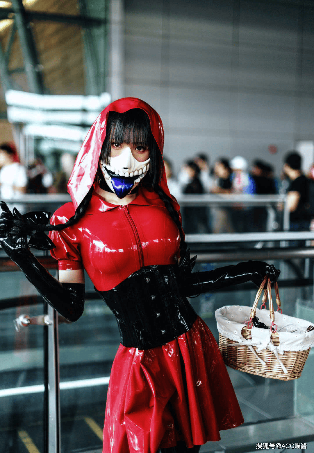 穿胶衣cos真的需要"真空"上阵吗?黏在皮肤上会很难受吧