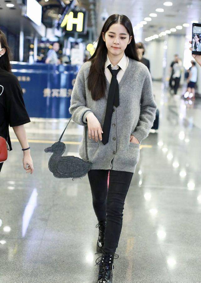 原创欧阳娜娜的衣品真好针织开衫配领带打造学院风但妆容有点浓