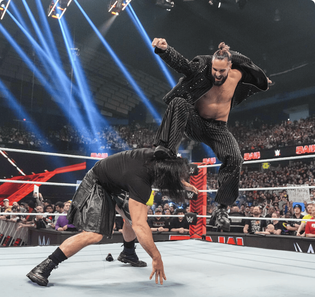 巨石强森暴揍科迪,鲜血涂抹腰带!朋克现身擂台,德鲁惨遭断头脚