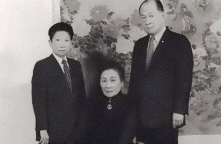 原创1994年孔令伟遗体运往美国牧师祈祷时宋美龄掩面哭泣悲痛不已