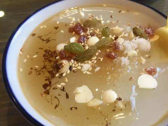 面茶不是茶汤,而是用黍子面或小米面煮成的糊状物,表面淋上芝麻酱.