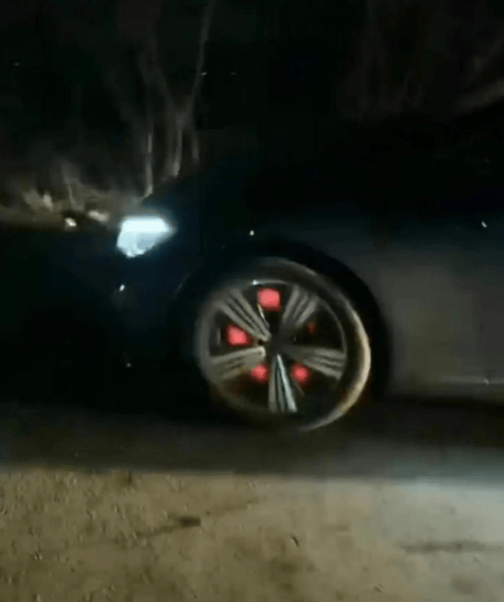 47万奔驰车自燃,厂家:车主18分钟内,同时踩着刹车和油门_搜狐汽车