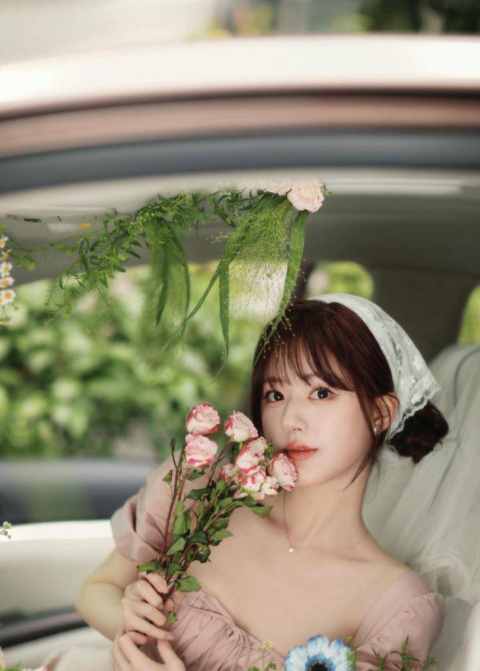 赵露思分享生活美照肤白貌美少女感满满与小狗互动超有爱