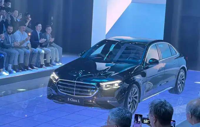全新奔驰长轴距e级首发,内外全面革新,插电混动版本将同步推出_搜狐