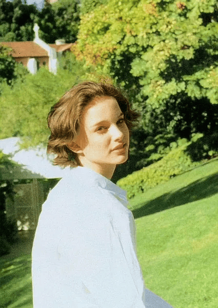 就跟当时大家看着娜塔莉·波特曼长大一样.夸她有天赋.