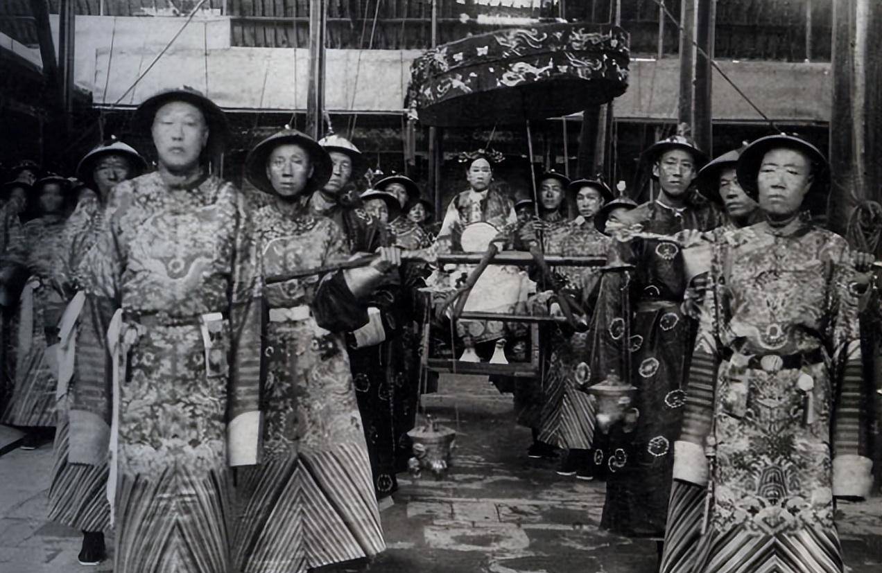 原创慈禧死后李莲英把7大盒子金银珠宝献给隆裕太后奴才想退休