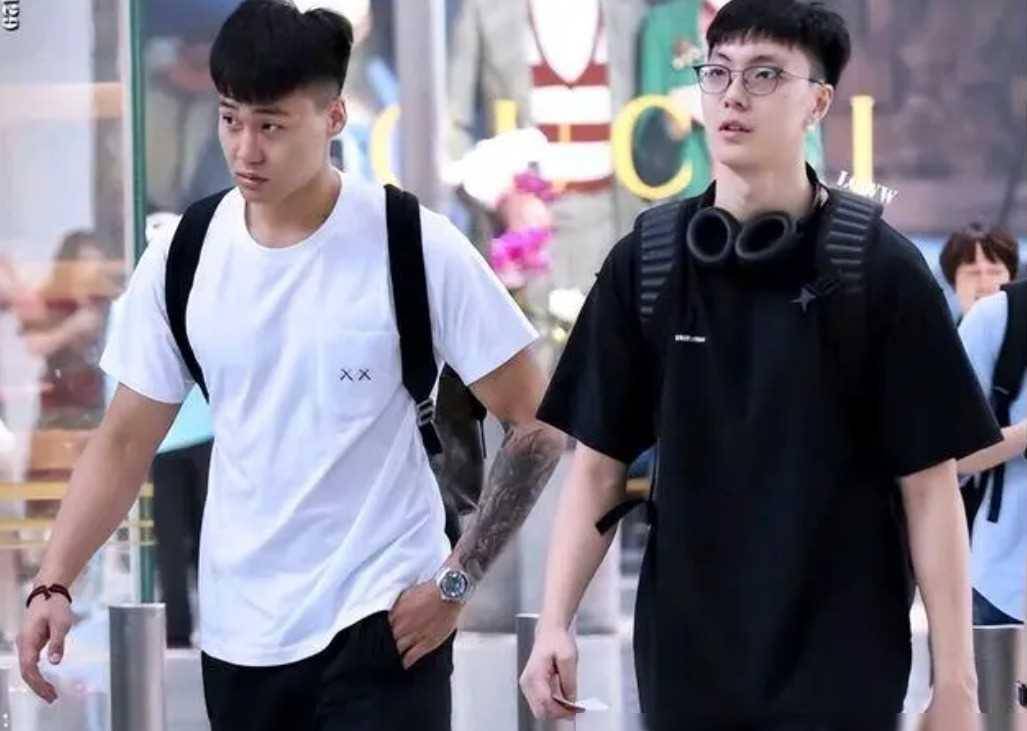 原创争议胡明轩社媒摊牌吐槽女球迷弄脏名牌外套赵睿的留言太扎心