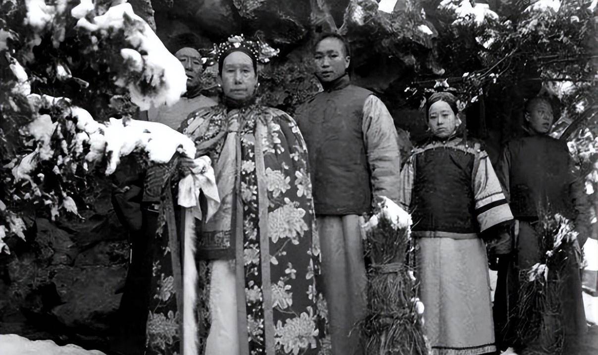 安德海开始还能耐住性子,与同治帝说说笑笑.