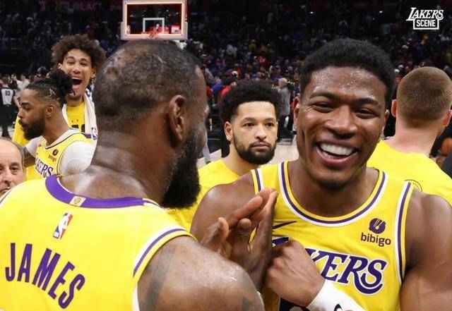 詹姆斯率领湖人逆转步行者新三巨头崛起