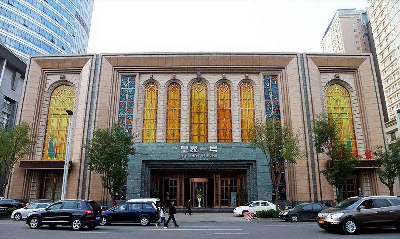 "皇家一号"覆灭:年盈利2亿一夜坍塌,女孩装满15辆大巴_公关_郑州_价格