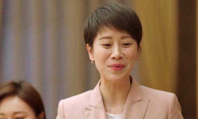 原创《小欢喜》童文洁竟是包总学妹,直接签约又立战功,注意小金眼神