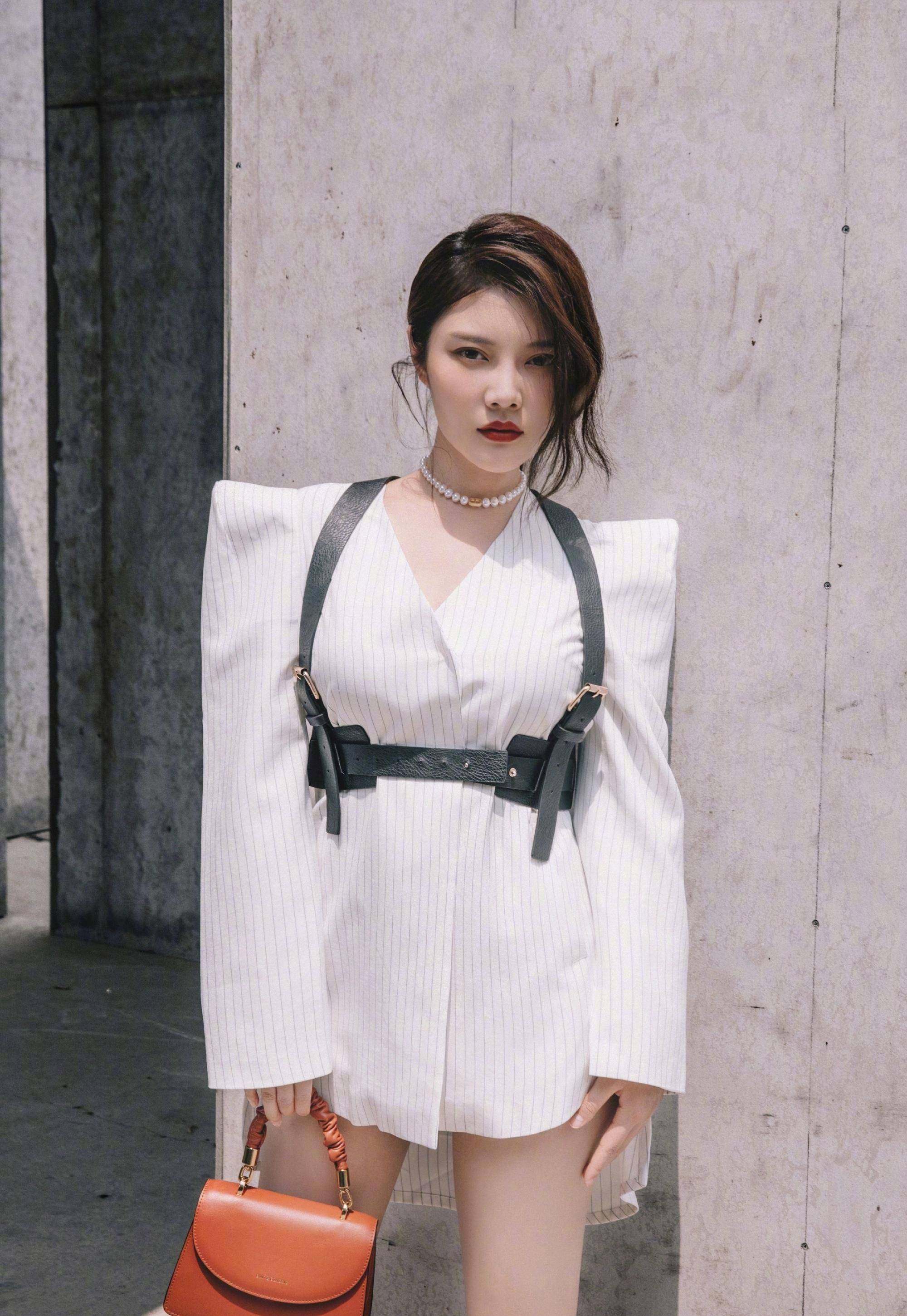 原创徐冬冬太敢穿了吧穿紧身裙勒出凹凸感30多岁依然拥有宠儿身材