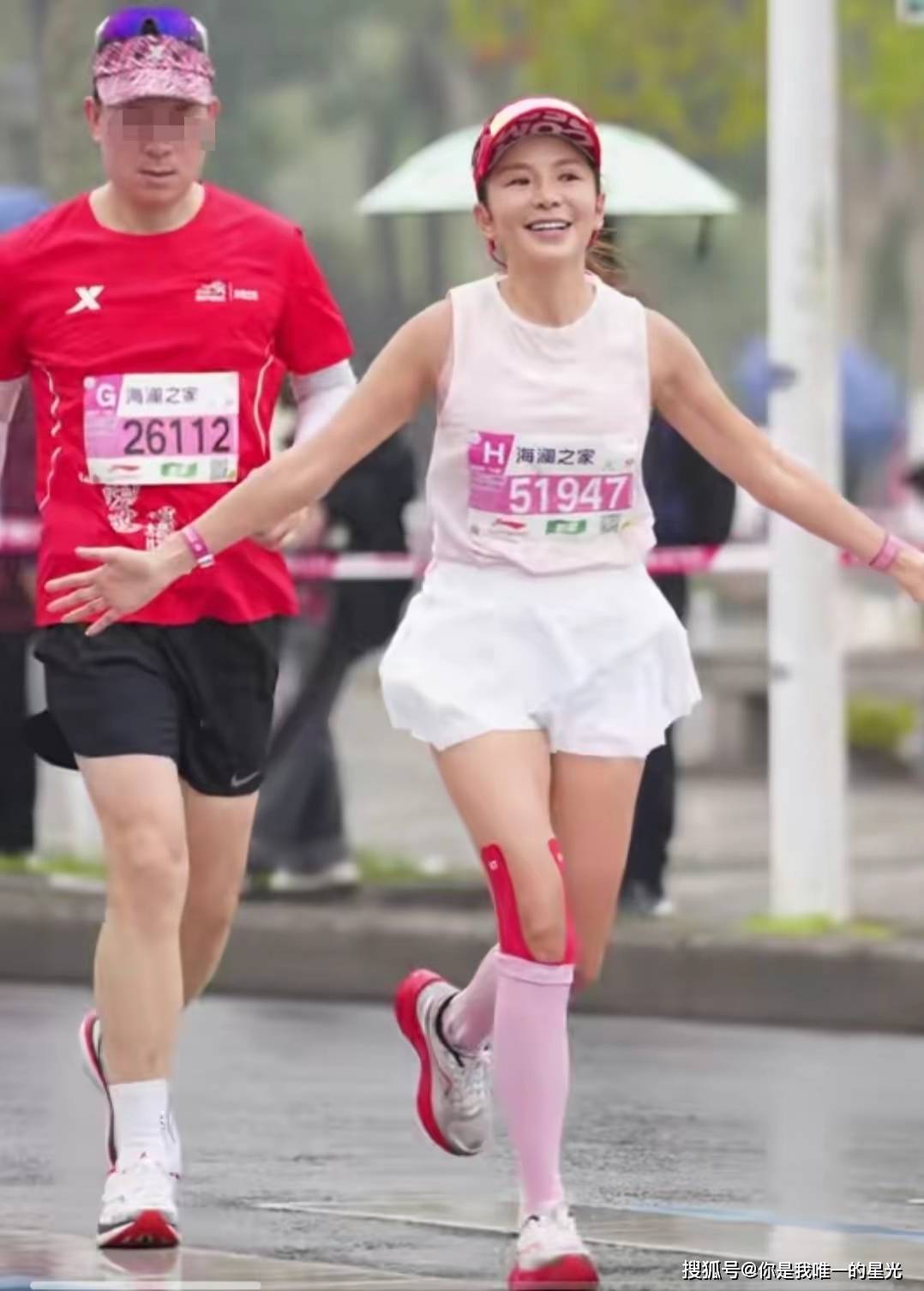 央视主持人朱迅参加无锡马拉松，50岁看起来还是超美的