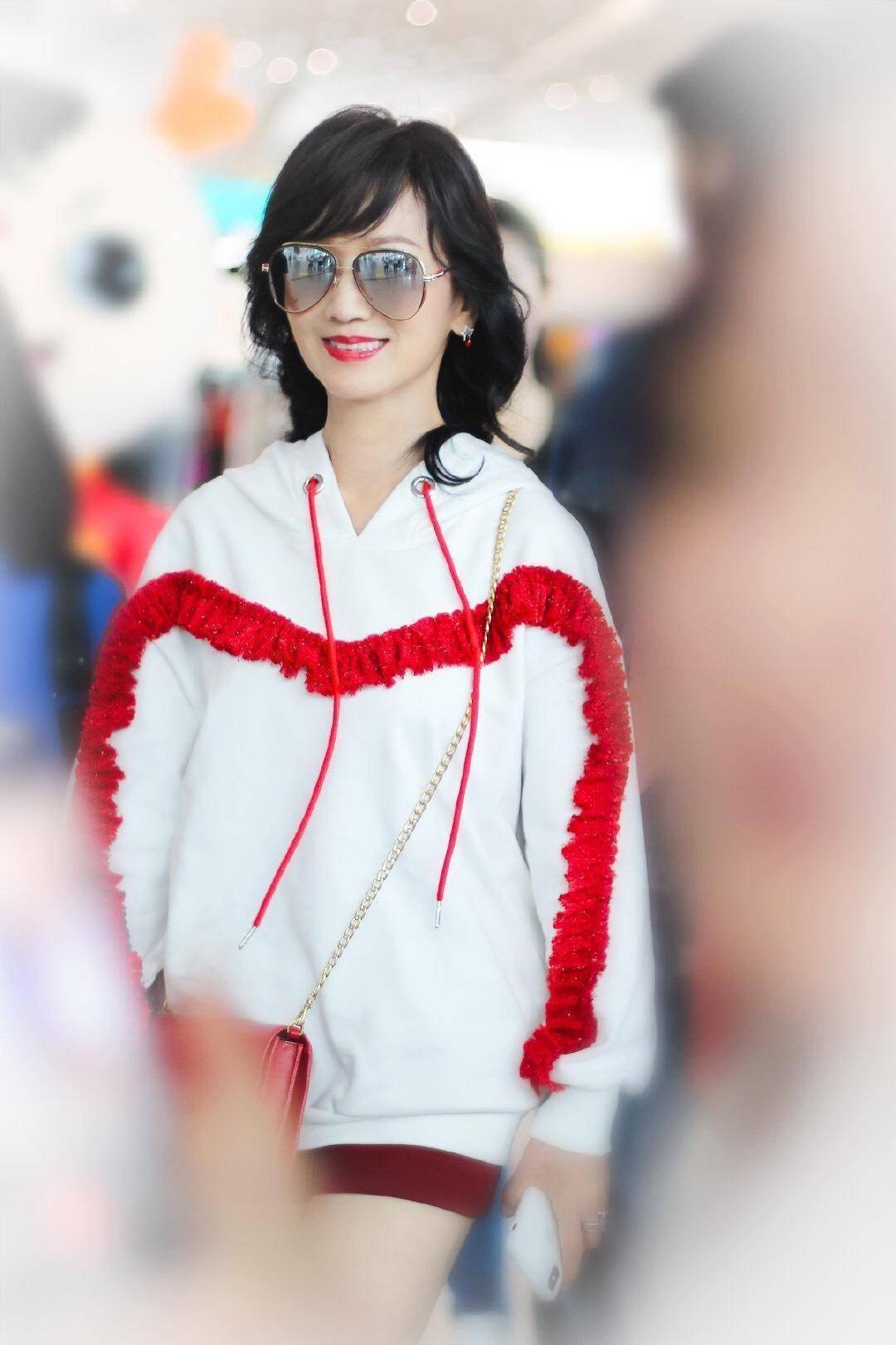 原创70岁雅芝也玩下半身失踪穿卫衣短裤超减龄高调秀大长腿