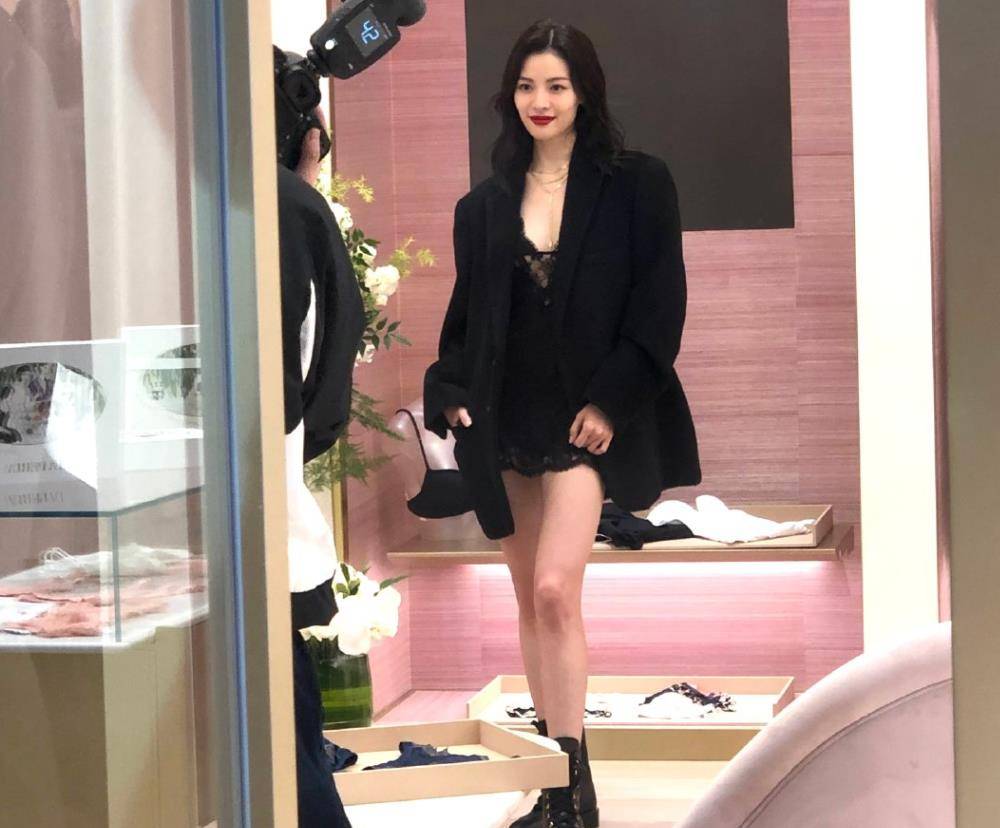 原创钟楚曦线下活动生图曝光失去精修效果身材我没看错吧