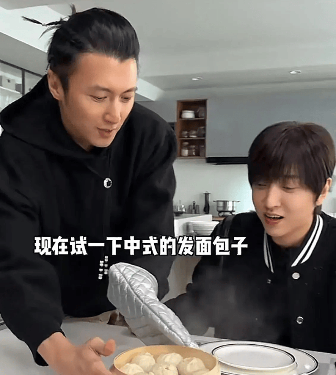 在整个过程中,谢霆锋亲力亲为,没有任何助理的帮忙.