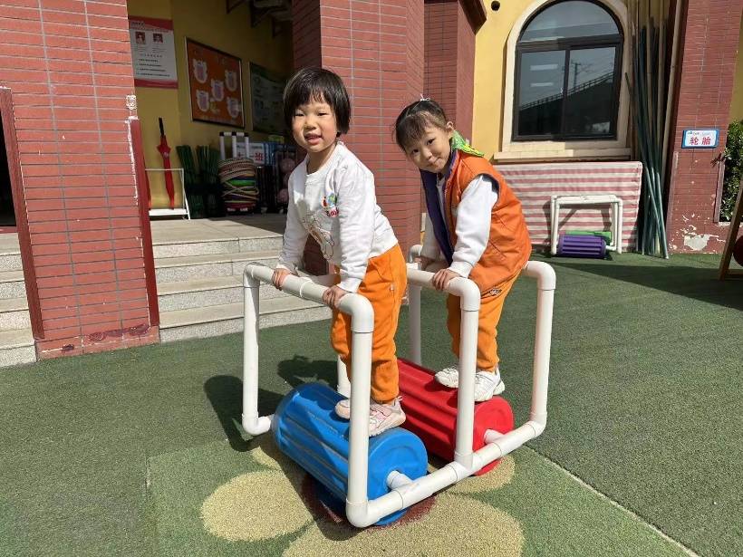 吉的堡幼儿园春日相育户外童行运动秀