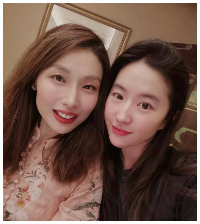 表姐与刘亦菲同框示爱家族漂亮基因持续发酵网友点赞