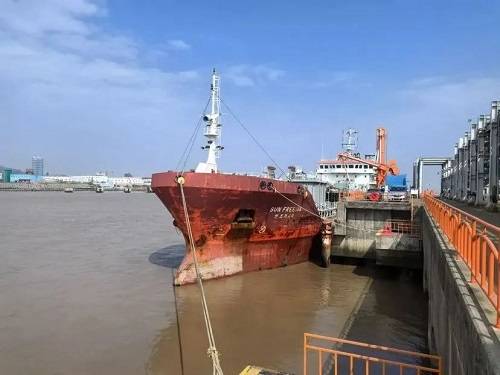 上海港第一船洋山港完成首船绿色甲醇接卸