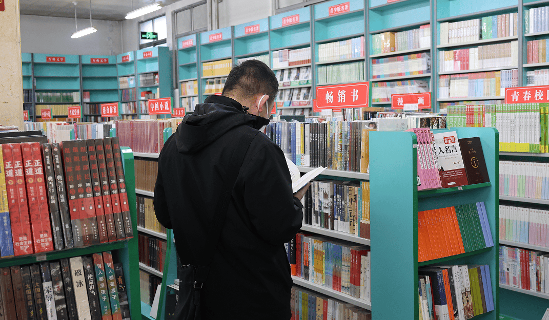 "每天放学我都去新华书店看看书,现在周末还能去新华书店借几本喜欢的