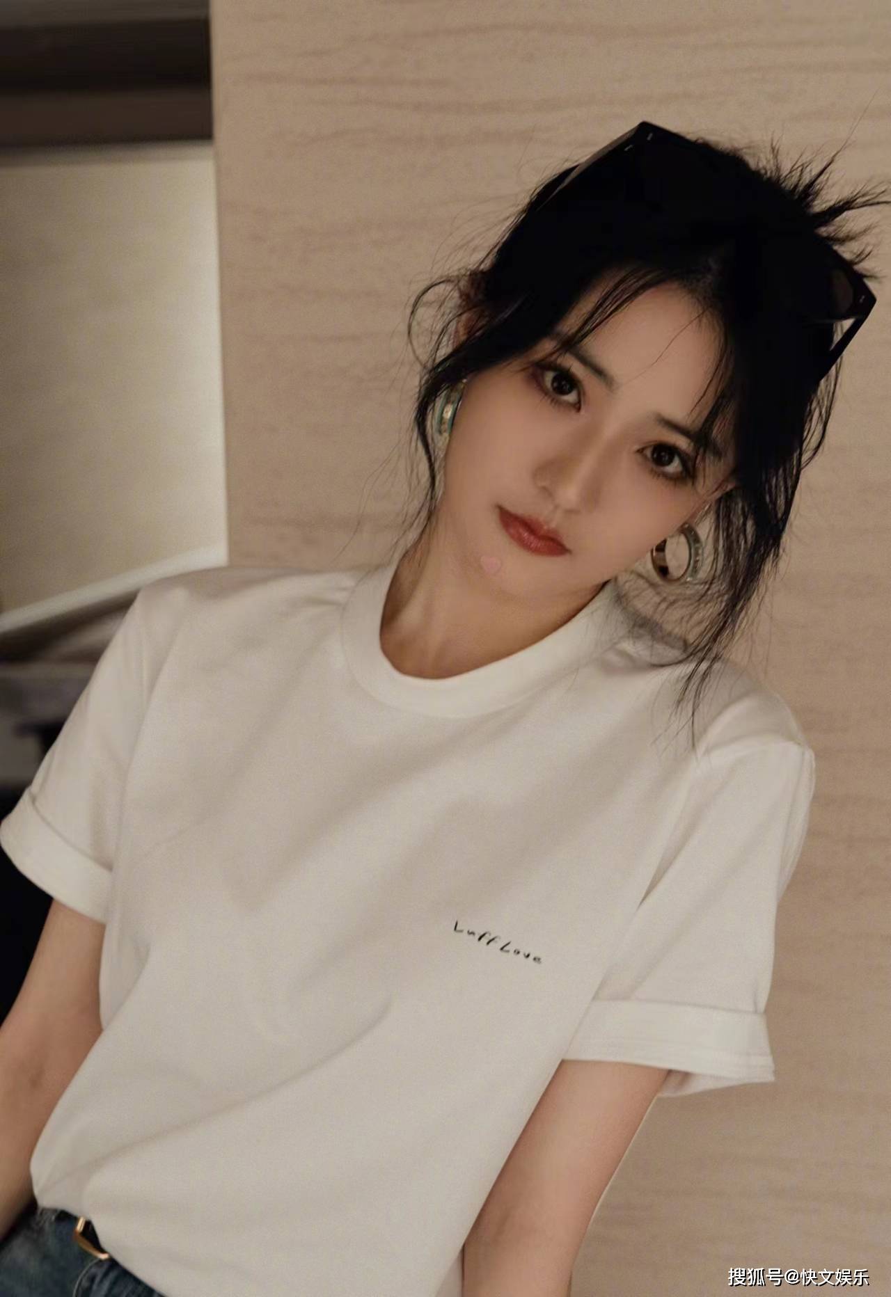 徐璐与神秘男星甜蜜逛街引发热议_吴崇轩_恋情_网友