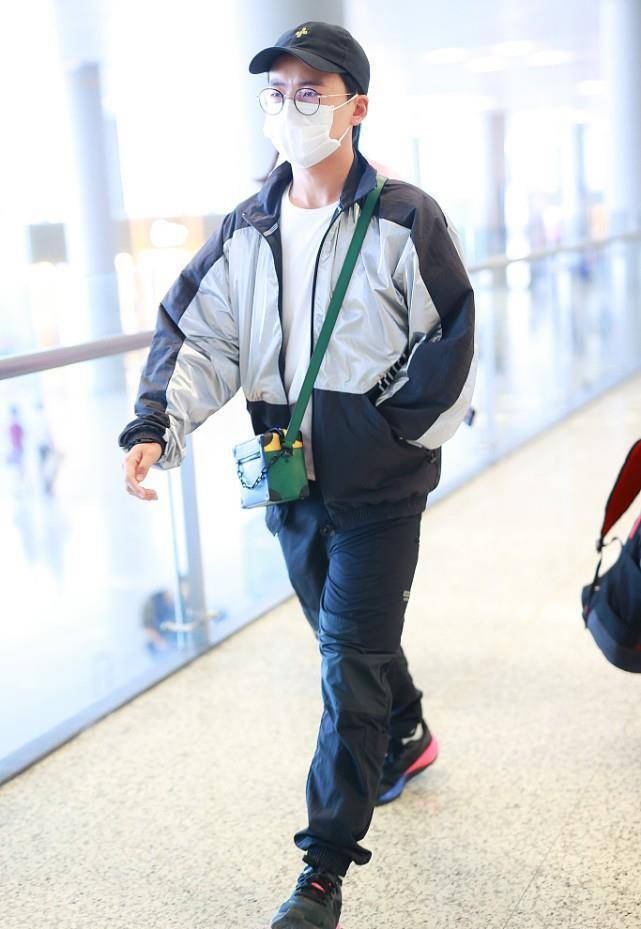 原创郭麒麟这衣服是不是有点大袖子看着长半截感觉更像小学生