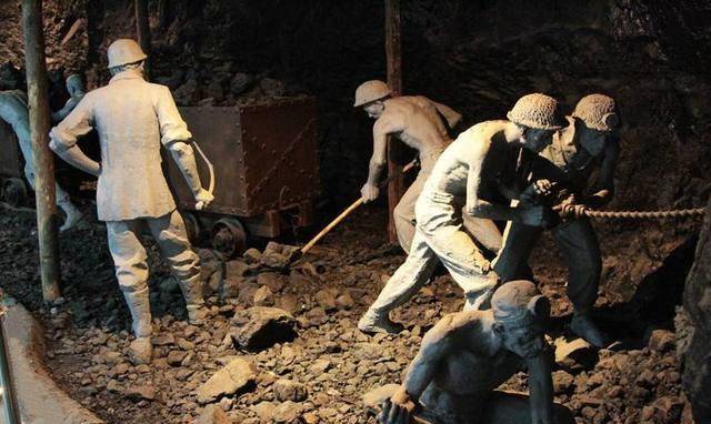 山西大同万人坑洞内层叠尸骨尸体像拧麻花一般