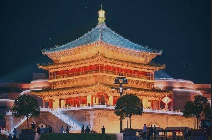 聚集了各种特色美食小吃但就是比较贵永兴坊:网红店铺聚集地,摔碗酒和