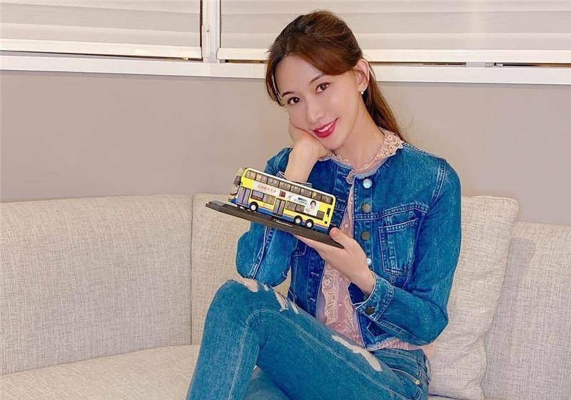 原创林志玲术后首露面面色红润皮肤细腻单手托腮可爱十足