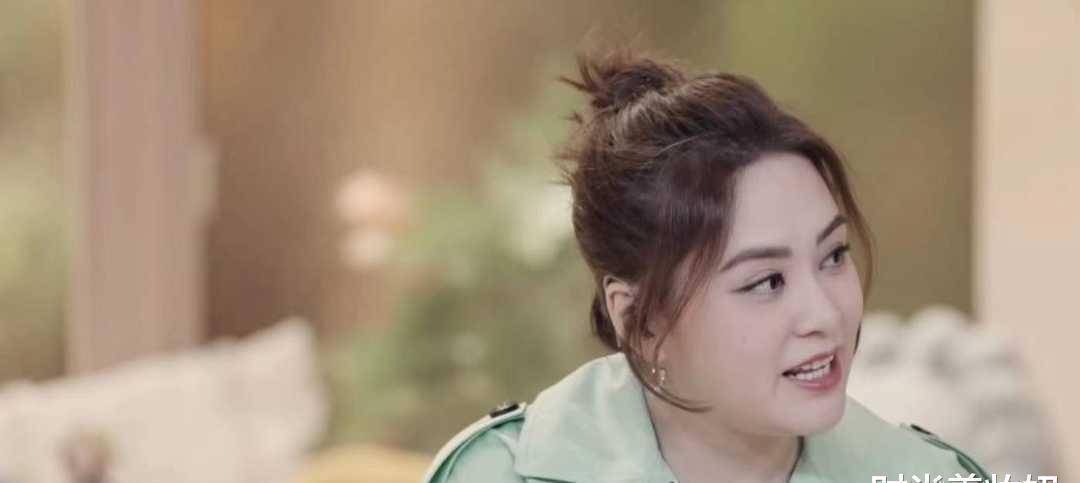 阿娇离婚后放飞自我穿薄荷绿风衣胖到差点认不出脸圆了一圈