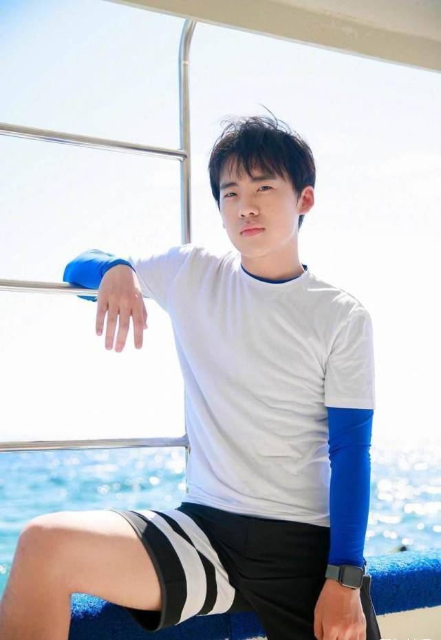 原创德云社旧照片郭德纲乌黑头发带银项链于谦和媳妇卖萌岳云鹏站姿耍