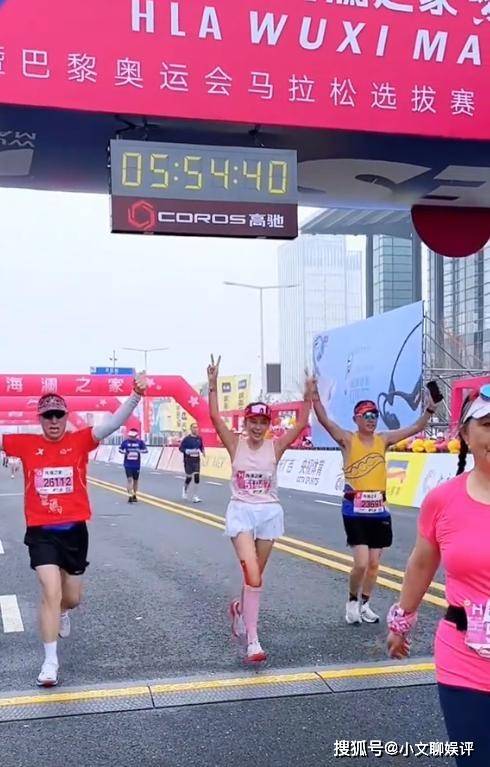 原创朱迅参加无锡马拉松全程带伤跑完42公里50岁穿超短裙很美丽