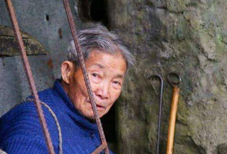 原创92岁孤寡老人梁富生花费26万自建活死人墓提前举办葬礼