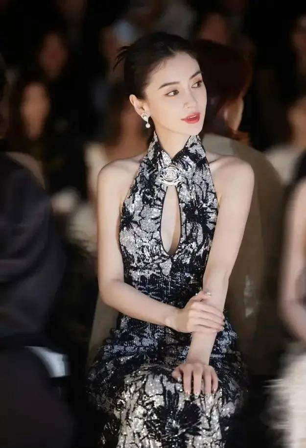 35岁杨颖和25岁杨超越坐一起,颜值秒了,但咖位降太多_身材_明星_一身