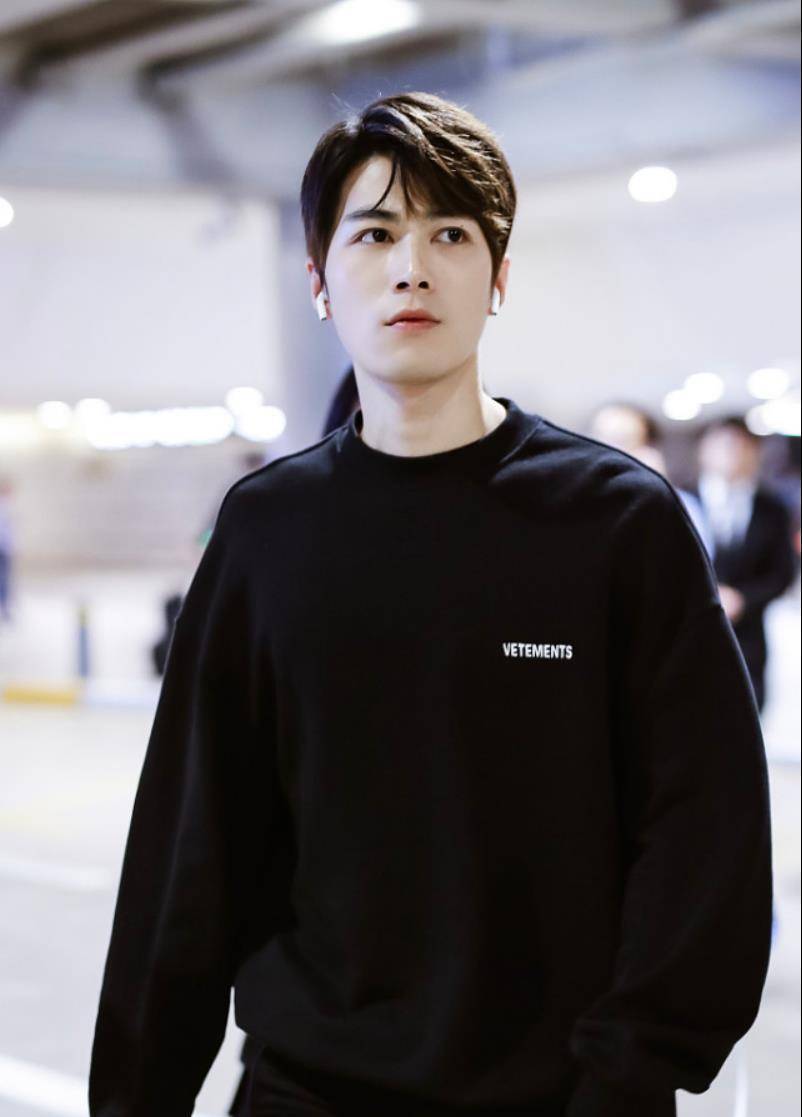 原创陈学冬脸色看着有点差不过全黑卫衣穿搭挺时尚简约中展现高级