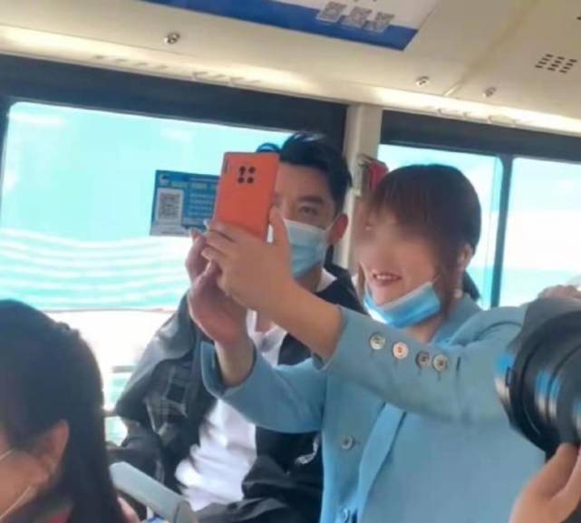 但是陪伴着郑恺的还有公交车上的很多他的粉丝,郑恺在公交车上也没有